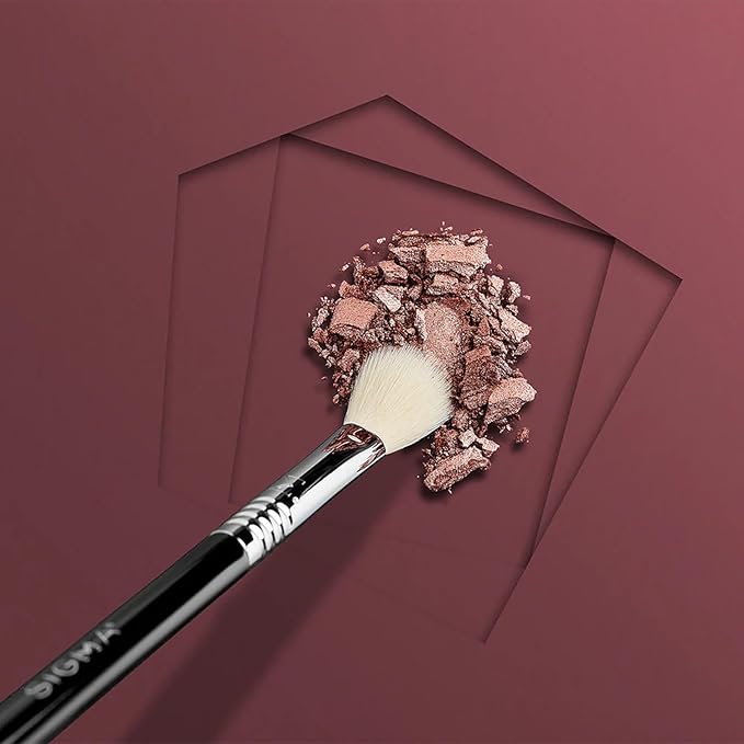 Sigma Beauty Professional E25 Max Eyeshadow Blending Brush – Professional Eyeshadow Brush for Seamless Eyeshadow Blending, Softens Dramatic Edges & Harsh Lines for a Well Blended Effect (1 Brush)