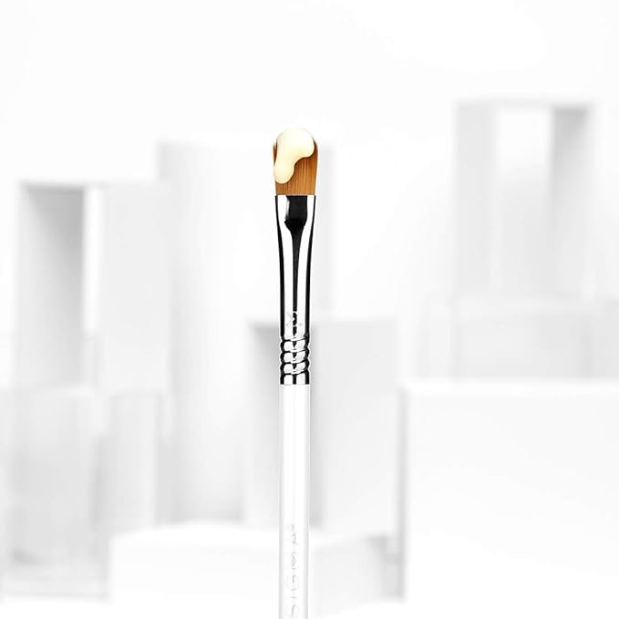 Sigma Beauty S20 Eye Cream Skincare Brush – Skincare Tool for Applying Skincare Products to Face and Skin, Gentle Eye Cream Brush Applicator for Eye Creams and Eye Makeup Primer (1 Pc)