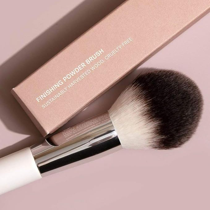 ILIA - Finishing Powder Brush | Non-Toxic, Vegan, Cruelty-Free, Blending With White Wood Handle + Soft, Synthetic Bristles