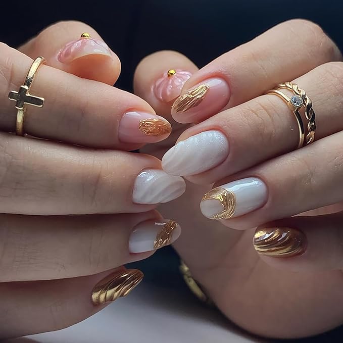 24Pcs Gold Press on Nails Short Oval Fake Nails 3D Artificial Ripple White Pink Full Cover Glue on Nails French False Nails White Gold Stick on Nails for Women Girls Acrylic Manicure Decorations