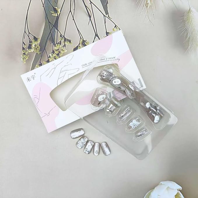 30Pcs Short Press on Nails Square Fake Nails with Gem Rhinestones Design White Flower False Nails Silver Star Line Acrylic Nail Autumn Glue on Nail Reusable Glitter Stick on Nails for Women Manicure