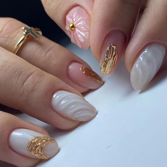 24Pcs Gold Press on Nails Short Oval Fake Nails 3D Artificial Ripple White Pink Full Cover Glue on Nails French False Nails White Gold Stick on Nails for Women Girls Acrylic Manicure Decorations