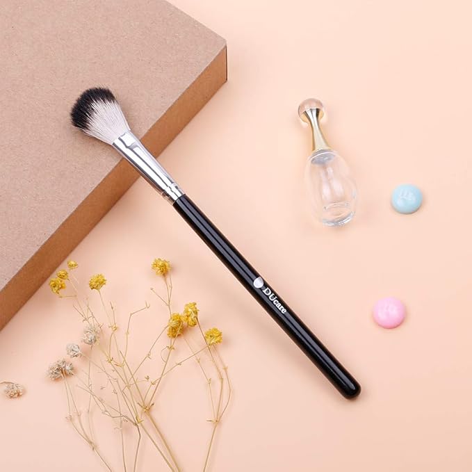 DUcare Highlighter Brush Fan Brush Setting Makeup Brush Blending Helps Lock in Foundation and Concealer 1Pcs Black