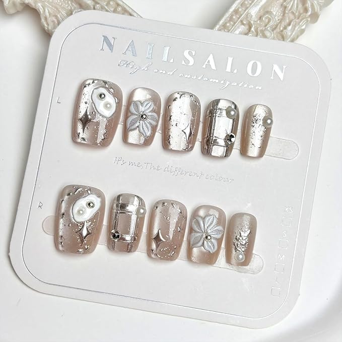 30Pcs Short Press on Nails Square Fake Nails with Gem Rhinestones Design White Flower False Nails Silver Star Line Acrylic Nail Autumn Glue on Nail Reusable Glitter Stick on Nails for Women Manicure