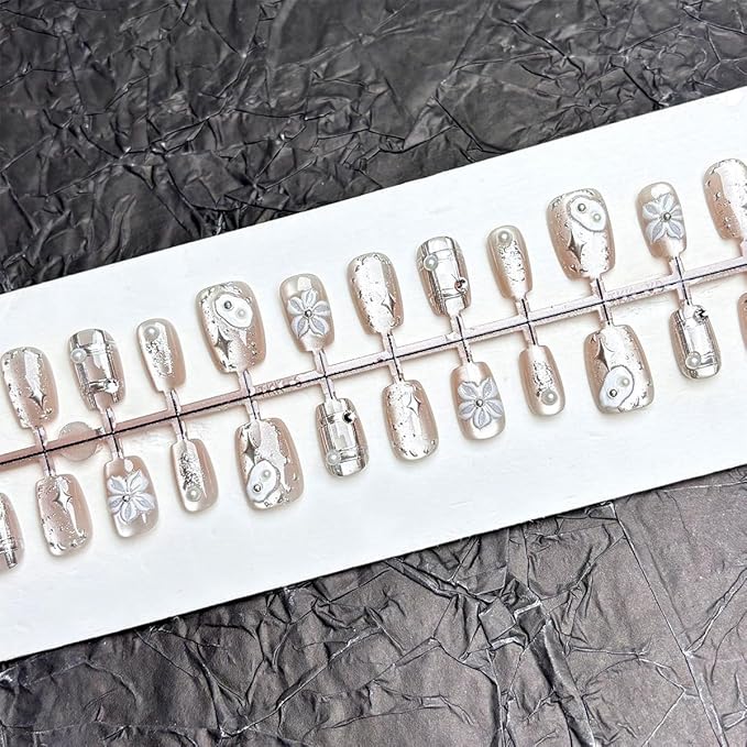 30Pcs Short Press on Nails Square Fake Nails with Gem Rhinestones Design White Flower False Nails Silver Star Line Acrylic Nail Autumn Glue on Nail Reusable Glitter Stick on Nails for Women Manicure