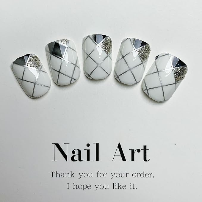 Silver Press on Nails Short Square Fake Nails Glossy White Acrylic Nails with Plaid Line Design Squoval False Nails Full Cover Glue on Nails for Women Girls Nails Decoration 24 Pcs