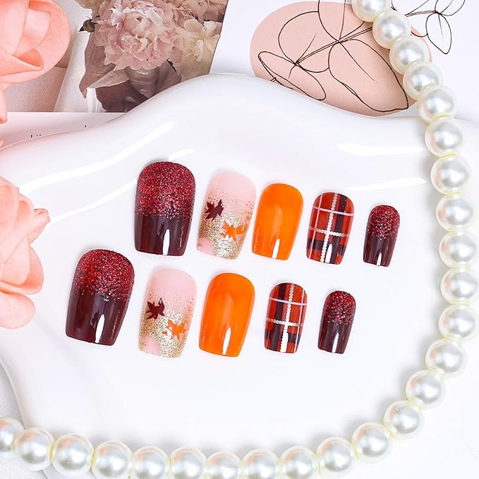 24Pcs Fall Press on Nails Short Maple Leaf Fake Nails Autumn Brown Plaid Square Glue on Nails Leaves Full Cover Artificial Stick on Nails Glitter Gold Foil Thanksgiving False Nails for Women DIY
