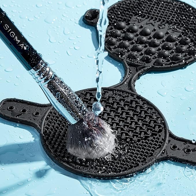 Sigma Beauty - Palmat® - Makeup Brush Cleaner - Perfect for Travel and On the Go - Palm Sized - Black