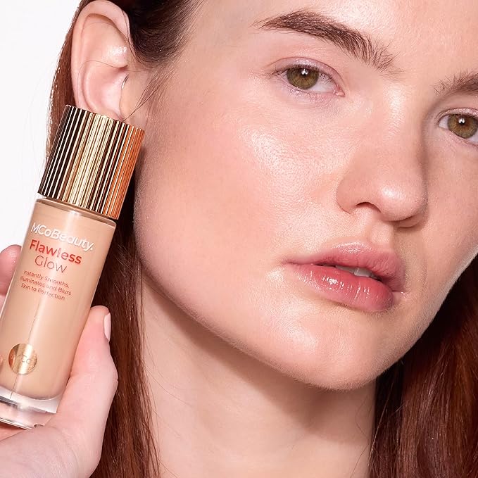 MCoBeauty - Flawless Glow Luminous Skin Filter - 3 Light Shade - 4-in-1 Multi-Use Formula that Contains Squalane - Includes Doe Foot Applicator - Liquid Illuminator